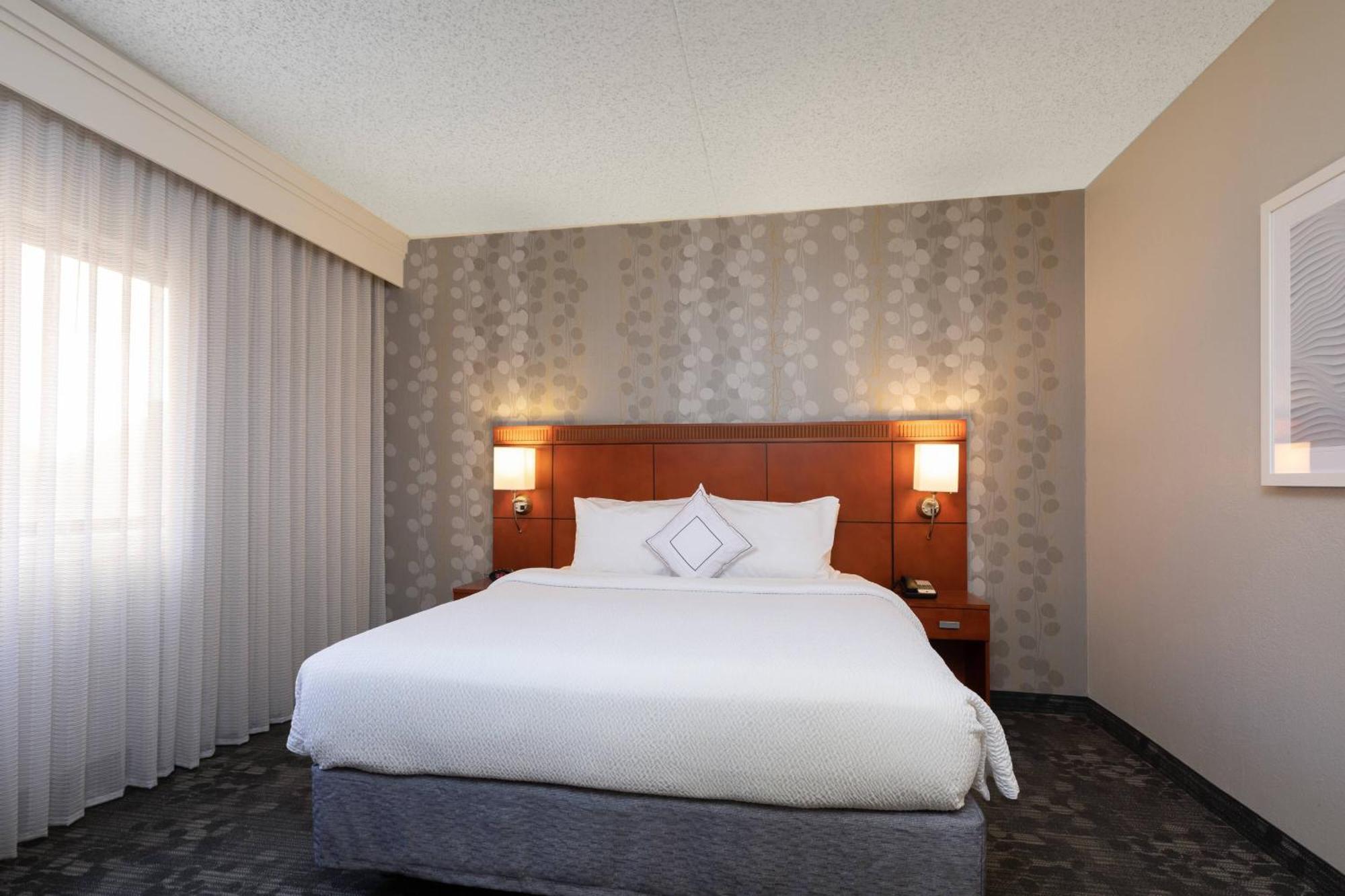 Courtyard By Marriott Dallas-Fort Worth/Бедфорд Экстерьер фото