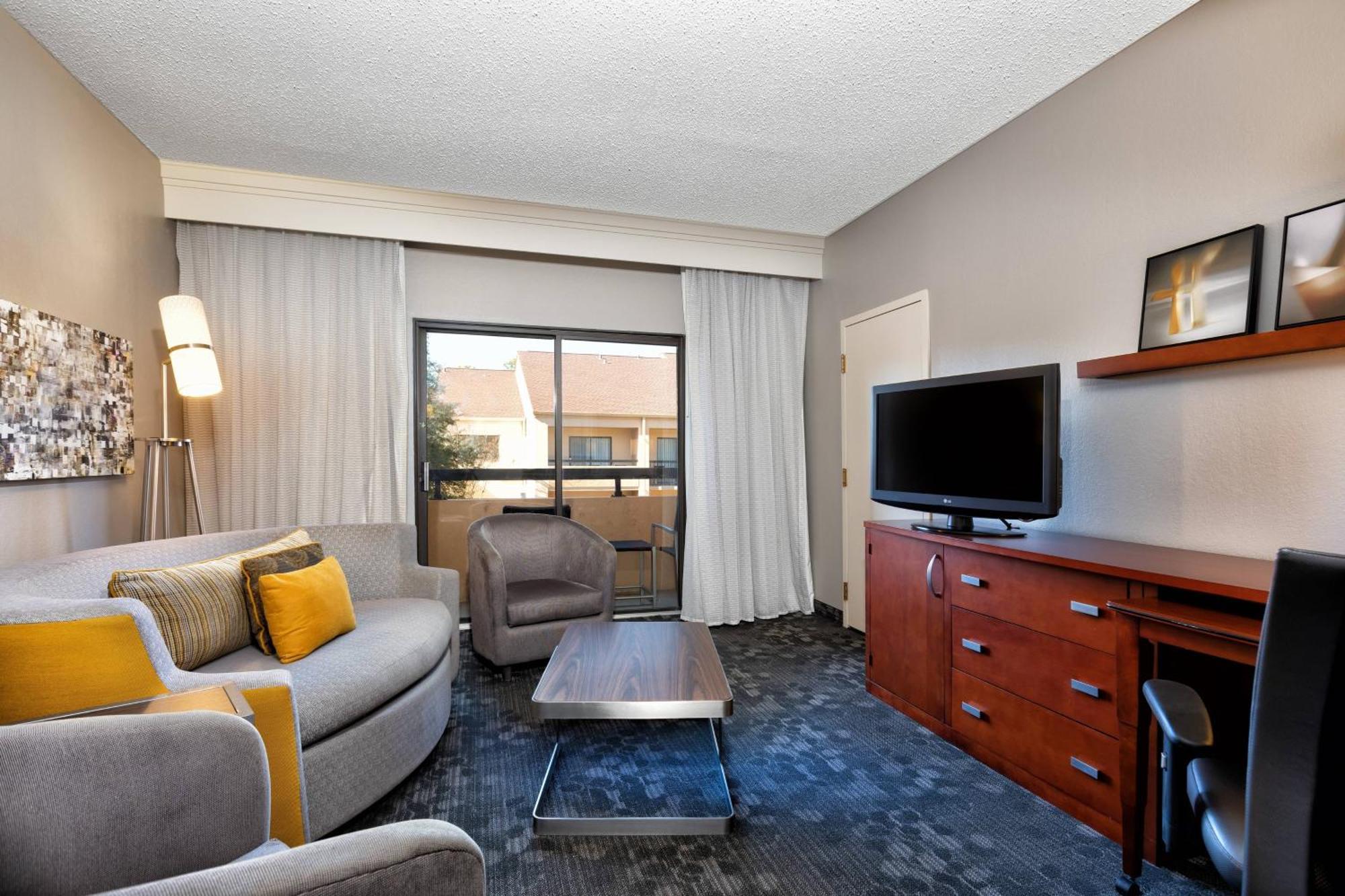 Courtyard By Marriott Dallas-Fort Worth/Бедфорд Экстерьер фото
