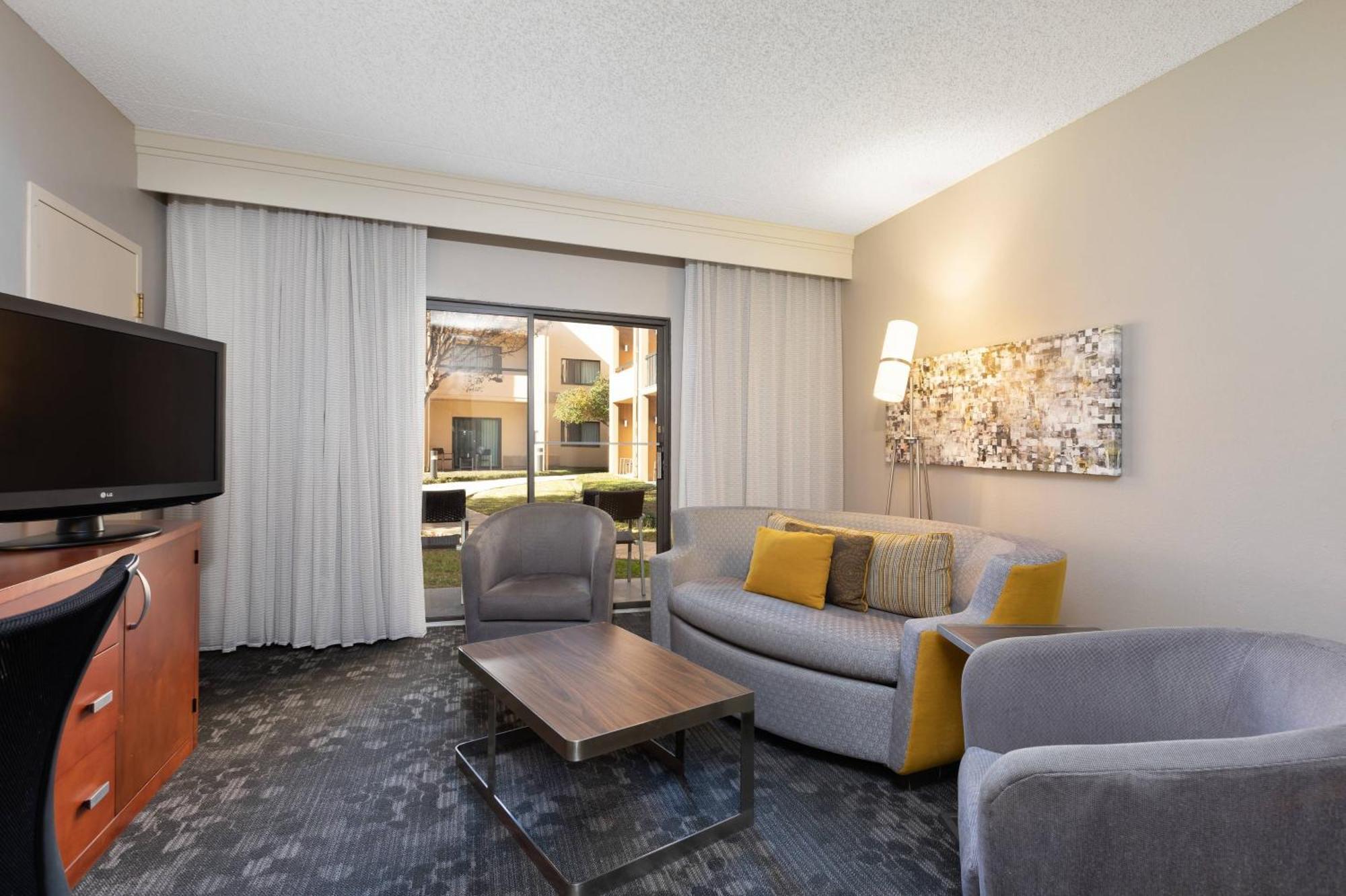 Courtyard By Marriott Dallas-Fort Worth/Бедфорд Экстерьер фото